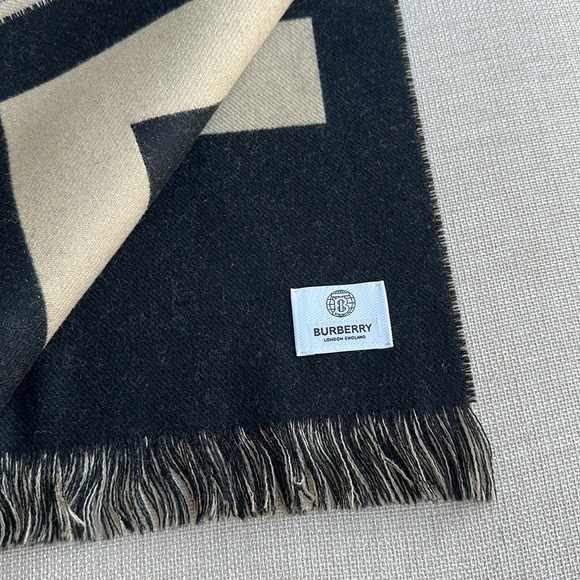 NWT BURBERRY Logo Fringed Wool Jacquard Scarf - Beige Black - Picture 10 of 14